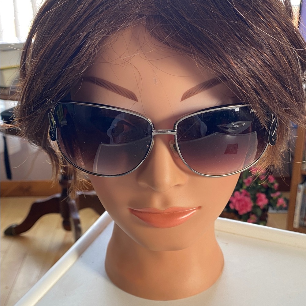 Elegant Black and Silver “Peeks” Sunglasses